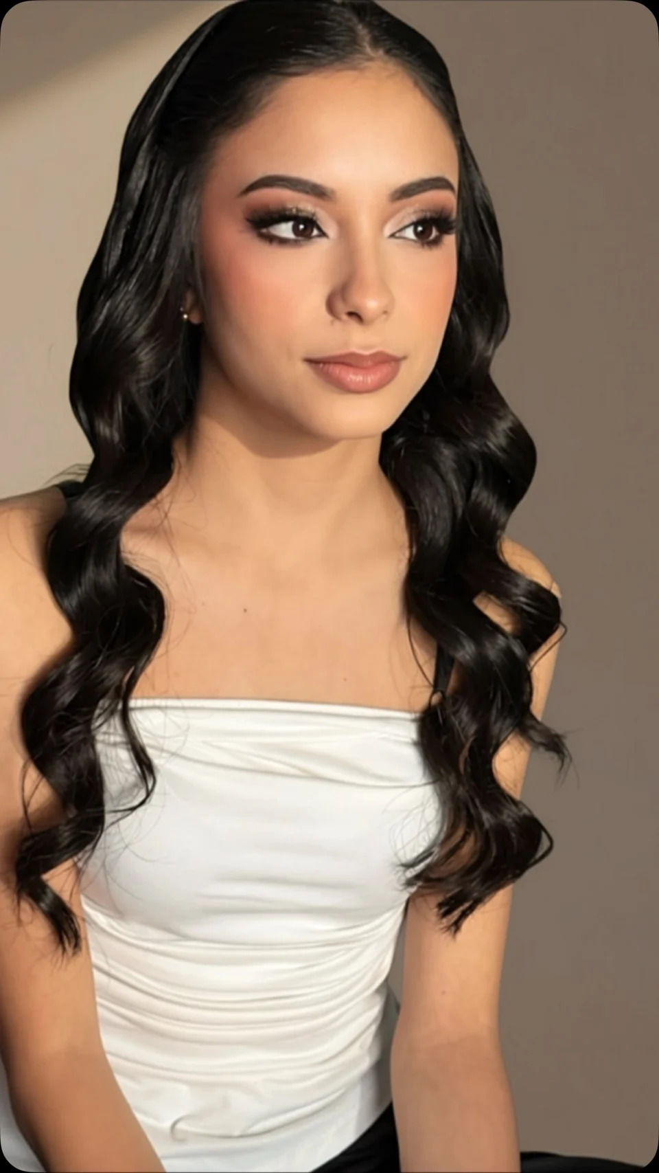 Maquillaje social con ojos definidos y peinado con ondas