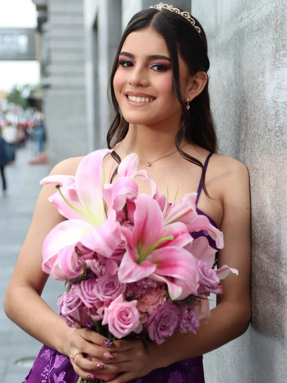 Quinceañera con vestido morado y maquillaje de Mariana Gutiérrez