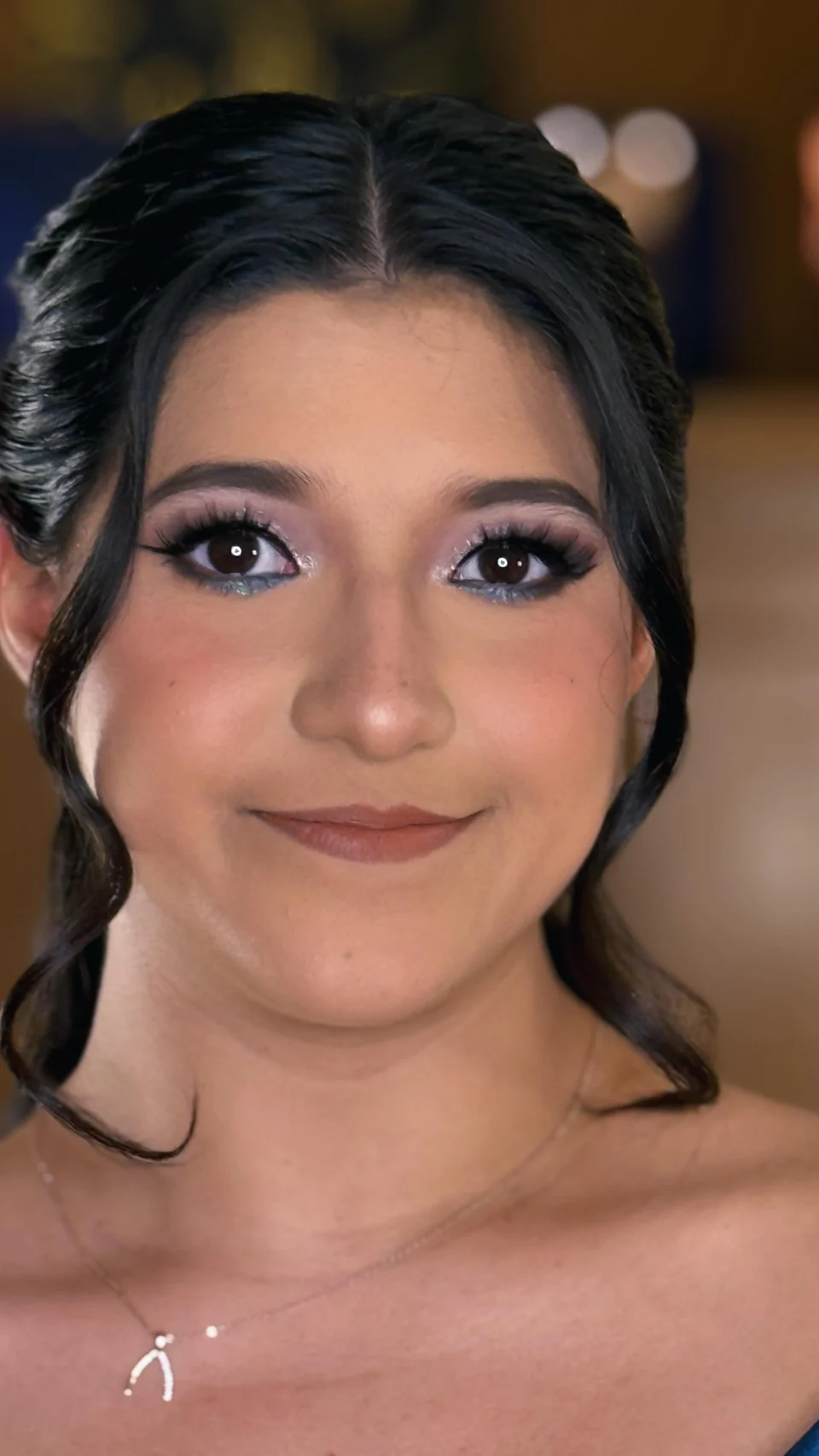 Maquillaje de graduación con sombras rosadas y labios en tono natural